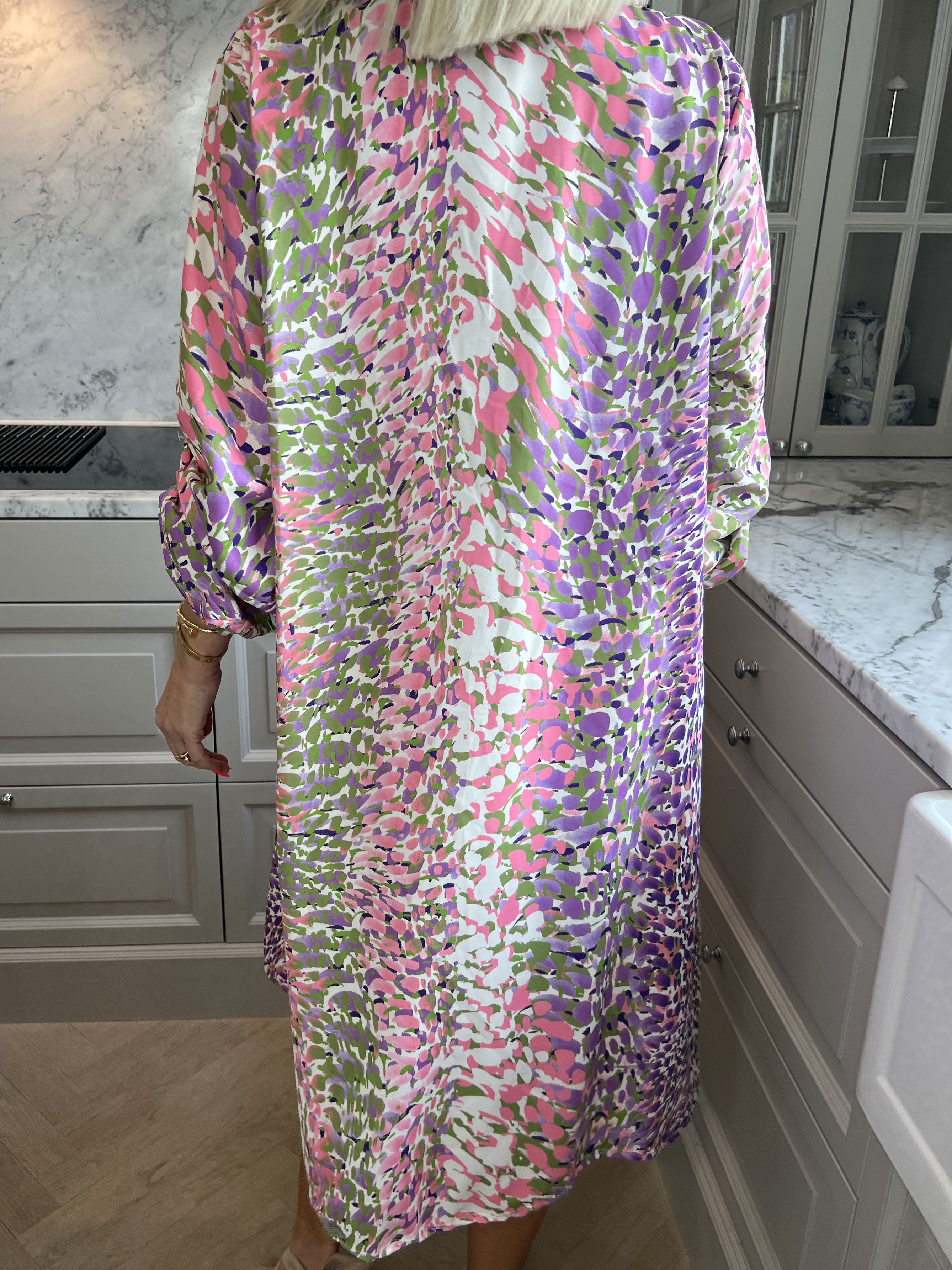 Lilly - Sød mønstret kjole med skjortekrave